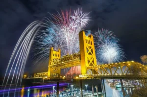 Feux d'artifice illuminant le ciel nocturne au-dessus du Tower Bridge de Sacramento.